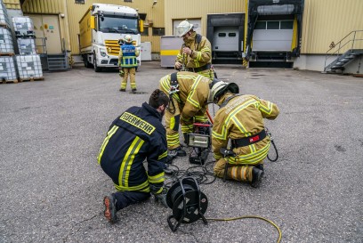 Esslingen-Sirnau: Feuerwehren und Rettungshundestaffel ueben bei Kiesel Bauchemie