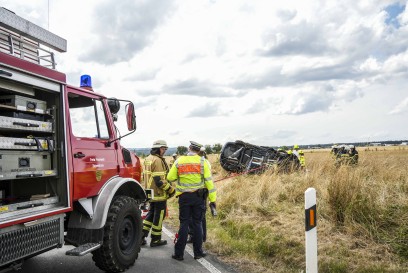 Steinenbronn: Frau nach PKW Ueberschlag im Fahrzeug eingeklemmt