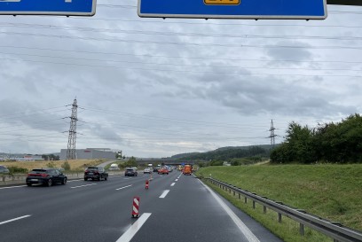 Leonberg : LKW kommt von Autobahn ab, und stuerzt auf die Seite.