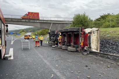 Leonberg : LKW kommt von Autobahn ab, und stuerzt auf die Seite.