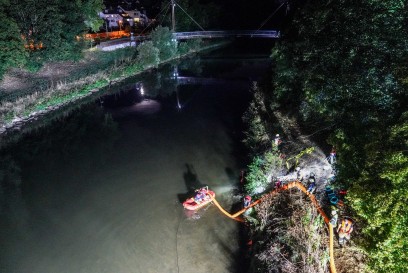 Wernau: Pkw Brand sorgt fuer grossen Feuerwehreinsatz - Betriebsstoffe landen in Kanal und Neckar