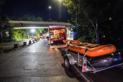 Wernau: Pkw Brand sorgt fuer grossen Feuerwehreinsatz - Betriebsstoffe landen in Kanal und Neckar