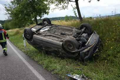 Herrenberg-Kuppingen: PKW kommt von der Strasse und ueberschlagen sich