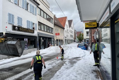 Reutlingen: Hagel Unwetter sorgt fuer etliche Feuerwehreinsaetze