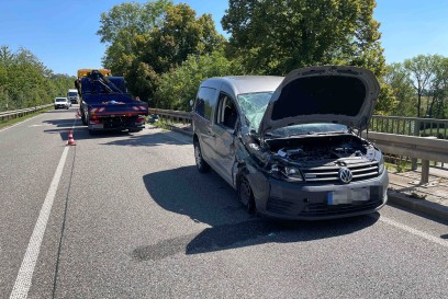 Korntal-Muenchingen: VW-Lenker faehrt in Gegenverkehr 