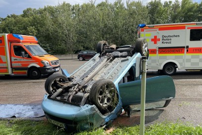 Stuttgart: A8 Ford Ka ueberschlaegt sich auf Autobahn - 4 verletzte Inssansen 