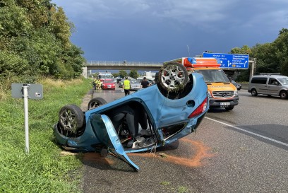 Stuttgart: A8 Ford Ka ueberschlaegt sich auf Autobahn - 4 verletzte Inssansen 