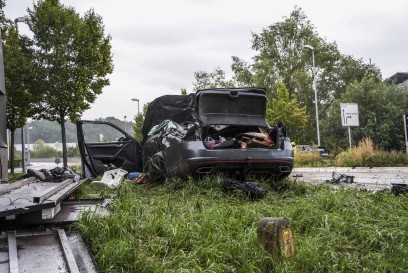 Ehningen: Grosses Truemmerfeld nach heftigen Unfall hoehe IBM