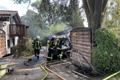 Magstadt: Wohnmobil und Schuppen fangen Feuer - Feuerwehr vermutet defekte Gasflasche