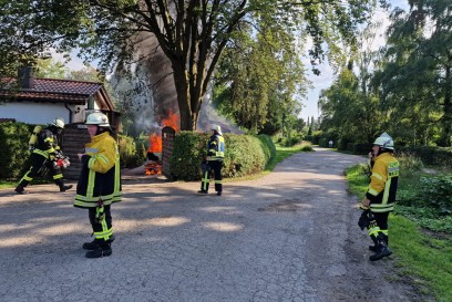 Magstadt: Wohnmobil und Schuppen fangen Feuer - Feuerwehr vermutet defekte Gasflasche
