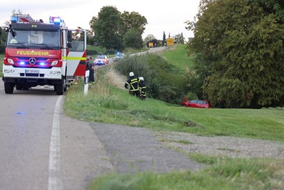 Goeppingen : Fahrzeug kommt von Strasse ab bei Maitis
