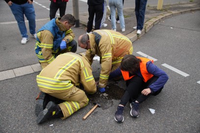 Esslingen: Klimakleber auf der Vogelsangbruecke legen kurzzeitig Stadteinwaerts Verkehr lahm