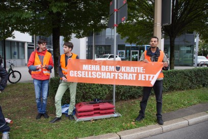 Esslingen: Klimakleber auf der Vogelsangbruecke legen kurzzeitig Stadteinwaerts Verkehr lahm