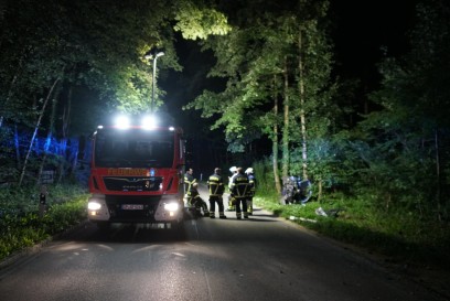 Goeppingen: PKW kommt von Fahrbahn ab und prallt gegen Baum