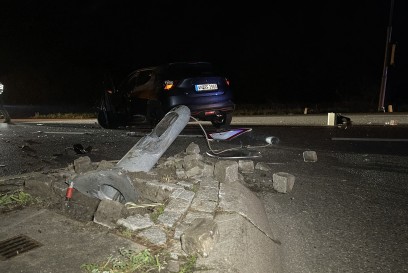 Ludwigsburg: Nissan kollidiert mit Verkehrszeichen und Ampel