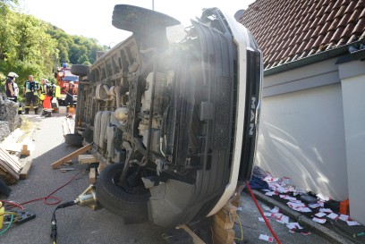 Wiesensteig: Transporter macht sich selbststaendig und begraebt Auslieferer unter sich