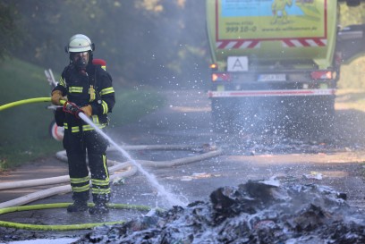 Goeppingen: Loescheinsatz der Feuerwehr wegen brennendem Muellcontainer 