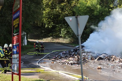 Goeppingen: Loescheinsatz der Feuerwehr wegen brennendem Muellcontainer 