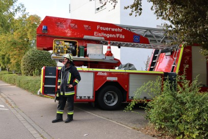 Eislingen an der Fils: Feuerwehr loescht Brand in einer Wohnhausiedlung in Eislingen