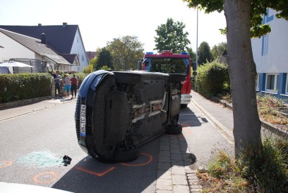 Aichwald: Skoda kippt bei Kollision mit anderem Auto auf die Seite- 1 Person verletzt 