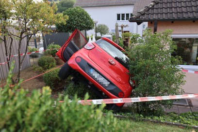Ebersbach: Auto rollt Buesung hinunter und kracht in den Garten des Nachbarhauses