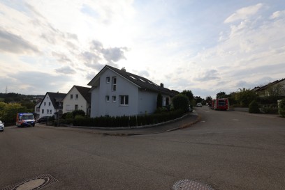 Ebersbach: Auto rollt Buesung hinunter und kracht in den Garten des Nachbarhauses