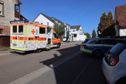 Denkendorf: Fahrzeuglenker faehrt E-Auto gegen Hauswand