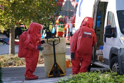 Zell unter Aichelberg: Gefahrguteinsatz - Salpetersaeure und Flusssaeure treten aus