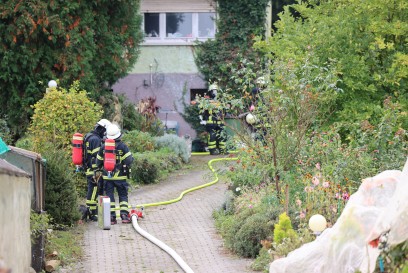 Goeppingen: Feuerwehr loescht Brand einer Gartenhuette