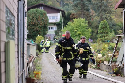 Goeppingen: Feuerwehr loescht Brand einer Gartenhuette