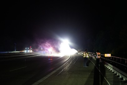 Gruibingen: PKW brennt auf Autobahn voellig aus