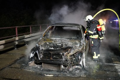 Gruibingen: PKW brennt auf Autobahn voellig aus