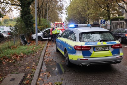 Schwerverletzt: Kleinwagen prallt nach Kollision mit einem Kleintransporter gegen einen Baum und Lenkerin wird eingeklemmt.