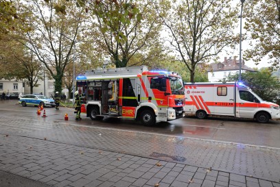 Schwerverletzt: Kleinwagen prallt nach Kollision mit einem Kleintransporter gegen einen Baum und Lenkerin wird eingeklemmt.