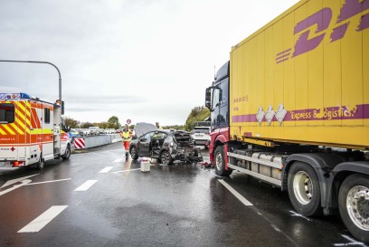 Holzgerlingen: Schwerer Auffahrunfall zwischen LKW und PKW zwei Personen verletzt