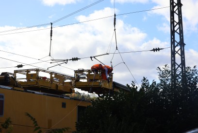 Oberesslingen: Gerissene Oberleitung legt Zugverkehr lahm