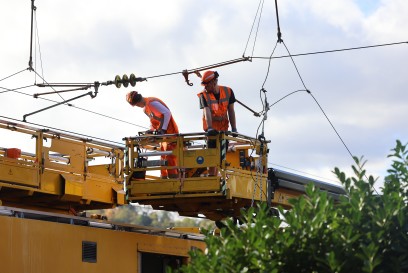 Oberesslingen: Gerissene Oberleitung legt Zugverkehr lahm