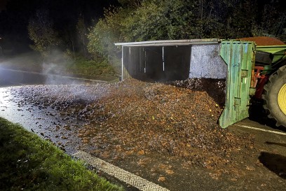 Pliezhausen: B297 Verkehrsunfall - mit Aepfeln beladener Traktoranhaenger umgekippt  - Zeugenaufruf