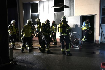 Weil im Schoenbuch:Brennende Holzpaletten greifen auf Gebaeude ueber