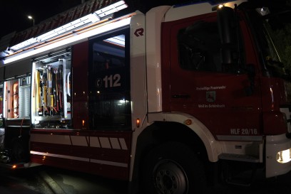 Weil im Schoenbuch:Brennende Holzpaletten greifen auf Gebaeude ueber