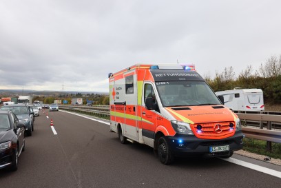 Aichelberg: Autounfall zwichen PKW und Transporter, kurz vor der Auffahrt auf die A8 bei Aichelberg