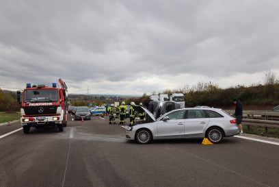 Aichelberg: Autounfall zwichen PKW und Transporter, kurz vor der Auffahrt auf die A8 bei Aichelberg