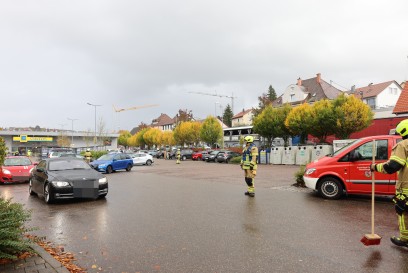 Rechberghausen: Fahrzeug faehrt gegen Reklameschild und muss per Rettungshubschrauber in eine Klinik geflogen werden