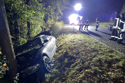 Grafenau: 44-jaehriger BMW-Fahrer prallt gegen Baum