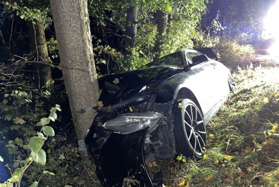 Grafenau: 44-jaehriger BMW-Fahrer prallt gegen Baum