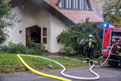 Winterbach-Manolzweiler: Brand in Gebaeude fordert die Feuerwehr