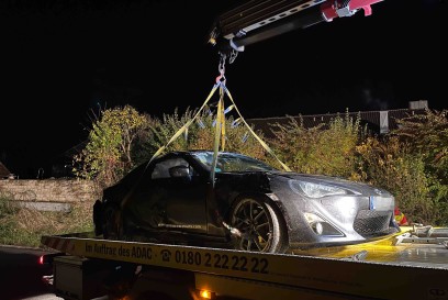 Seebronn: Toyota kommt von Fahrbahn ab und bleibt auf dem Dach liegen 