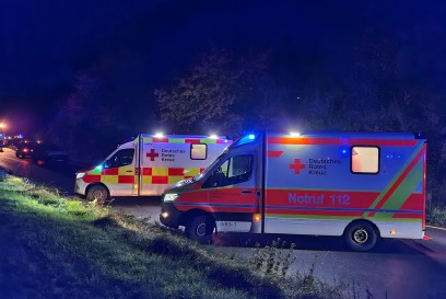 Seebronn: Toyota kommt von Fahrbahn ab und bleibt auf dem Dach liegen 