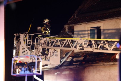 Lenningen: Massiver Feuerwehreinsatz durch Wohnungsbrand in altem Bauernhaus