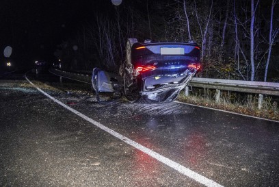 Renningen-Malmsheim: 18-jaehriger ueberschlaegt mit seinem PKW und landet auf dem Dach